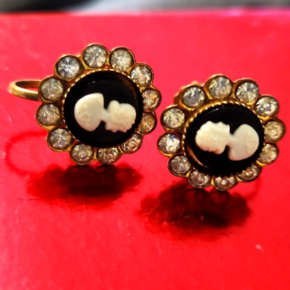 Vintage Cameo Earrings by Coro. Beautiful clear stones surrounded cameo. - Picture 1 of 11